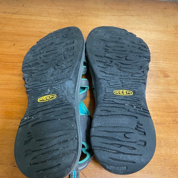 Keen women's waterproof hiking shoes 8.5 - Picture 4 of 7